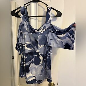 Multi colored Shirt with cut out sleeves at shoulder